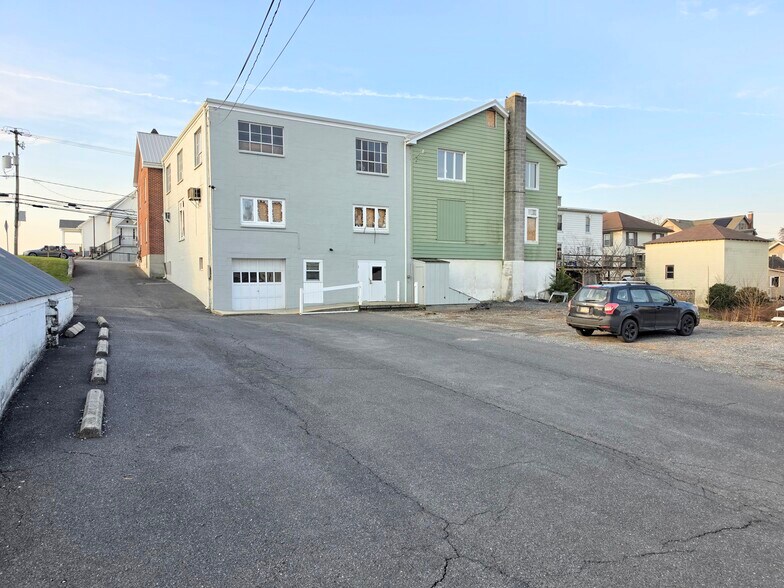 Building Photo - 1042 Martindale Rd
