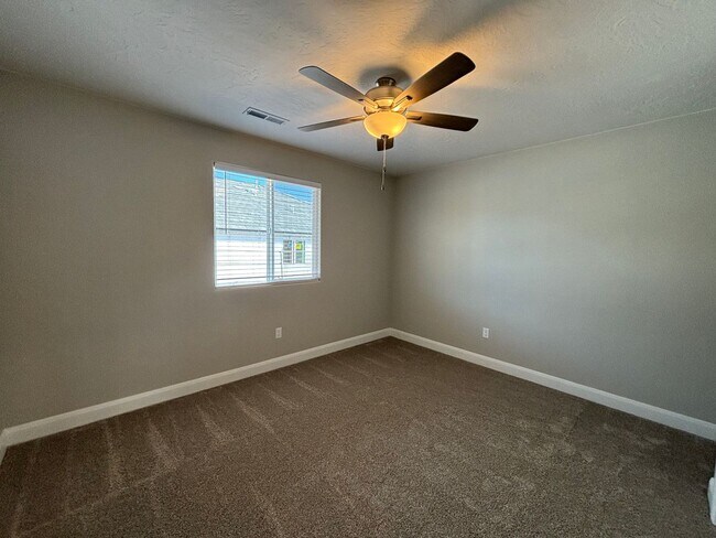Building Photo - Beautiful Townhome!