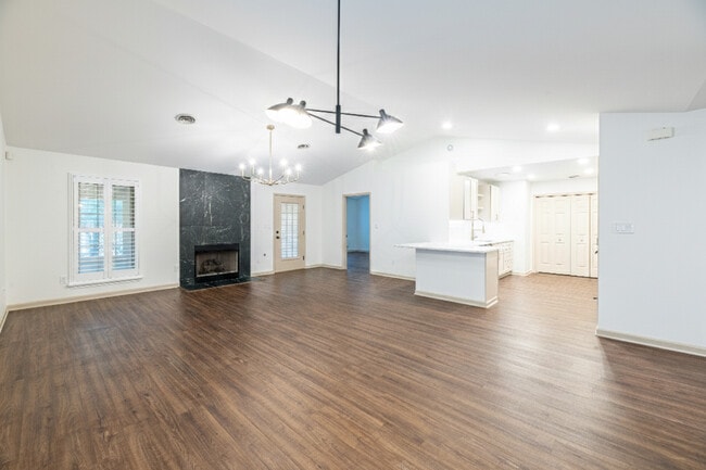 Building Photo - 632 Applegate Ln