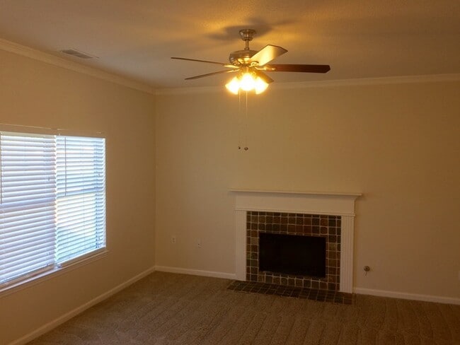 Building Photo - 713 Asbury Way