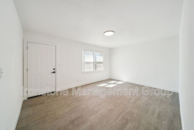 Building Photo - 3165 E 49th St