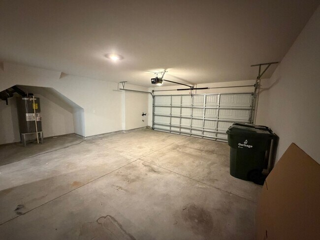 Building Photo - Spacious townhome in Riverwalk