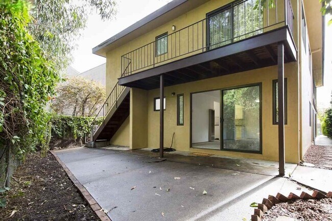 Building Photo - Secluded Rockridge 2BD | Parking Included | Near BART, Shops & Dining