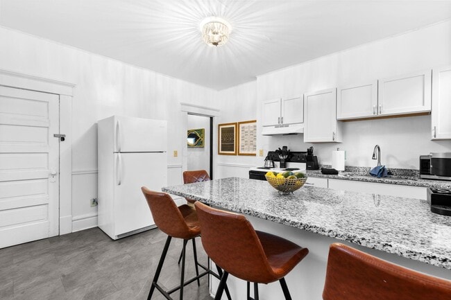 Building Photo - 726 Kerr St