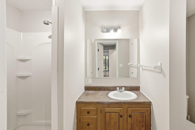 Building Photo - 2200 Bushnell Dr