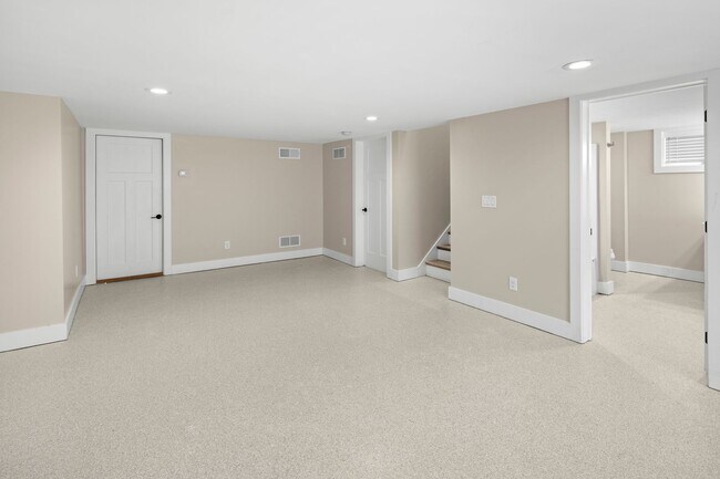 Building Photo - Beautiful Home - Excellent Kenilworth Location!