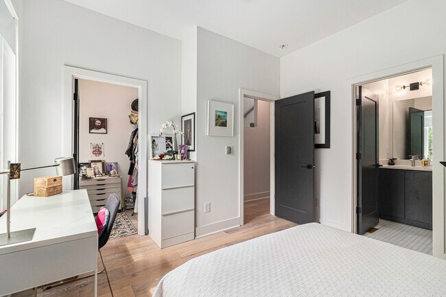 Building Photo - 2424 Memorial Dr SE