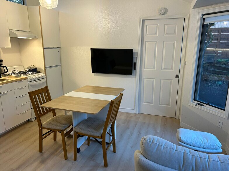 Building Photo - 3440 SW Falcon St