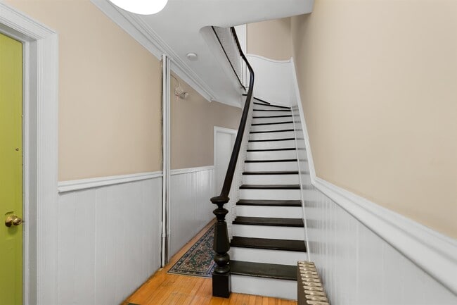 Building Photo - 320 8TH St