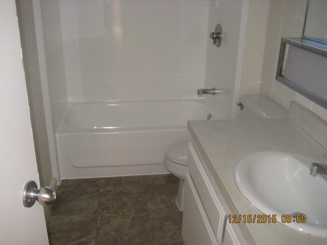 Building Photo - Hu, Andra