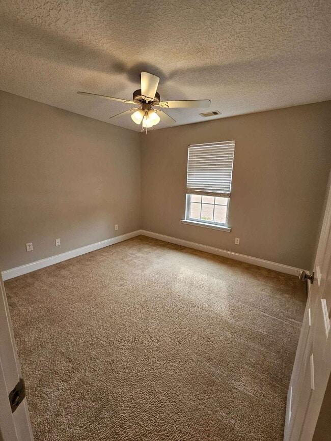 Building Photo - Home in Ludowici for rent with large fenced yard.