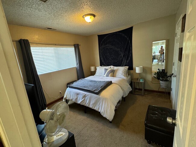 Building Photo - Caliente 4-plex