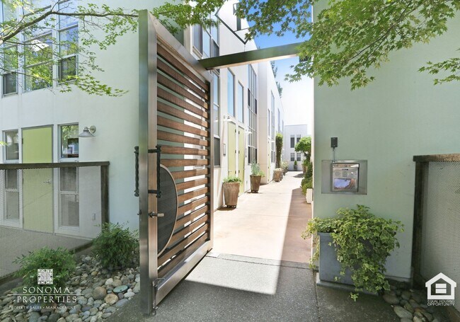 Building Photo - Modern 1BD/2BA Loft Just Minutes from Down...