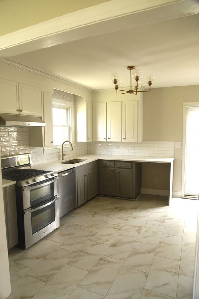 Building Photo - Bright and Cheery 4 Bedroom Home in Desiriable Sheffield Neighborhood