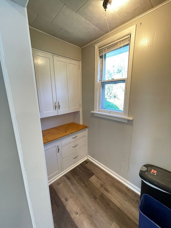Building Photo - Available August - 2 Bedroom, 1 Bath New R...