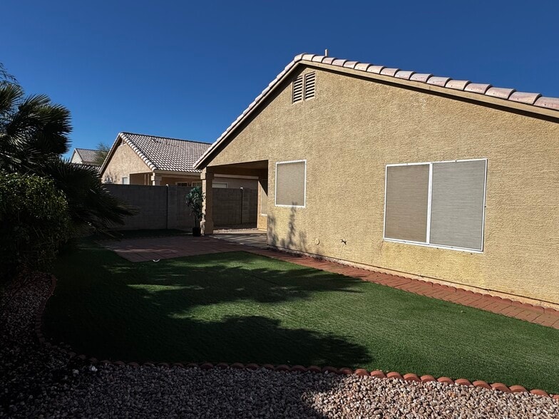 Building Photo - 10441 W Palm Ln