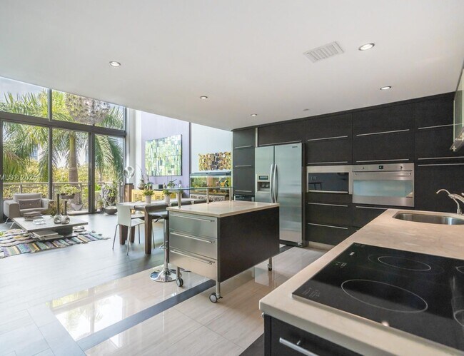 Building Photo - 6000 Collins Ave