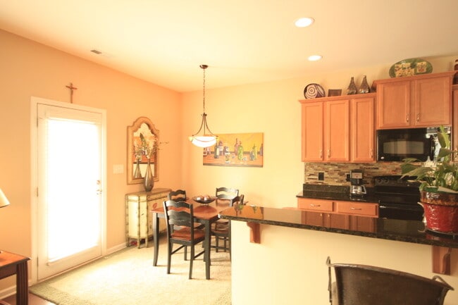 Building Photo - 4410 Hillsgrove Rd