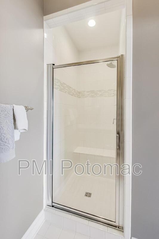 Building Photo - 10821 Symphony Park Dr