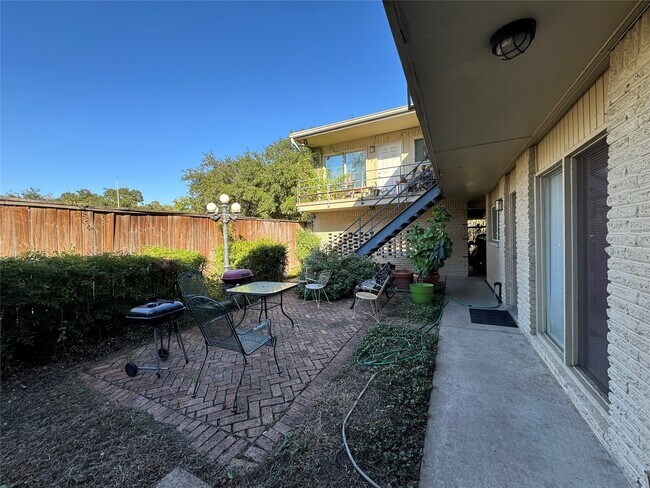 Building Photo - 807 Heights Blvd