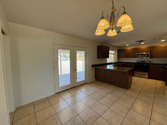 Building Photo - Hesperia Home on The Mesa