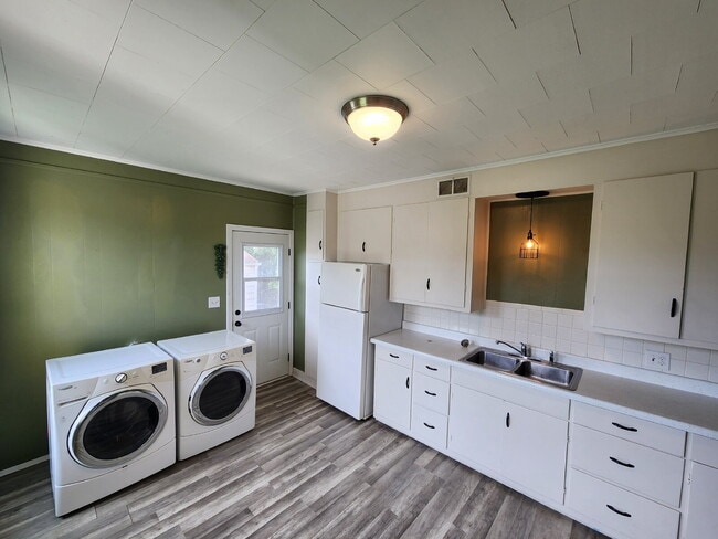 Building Photo - 2 Bedroom side by side / 421A Otter Ave Oshkosh