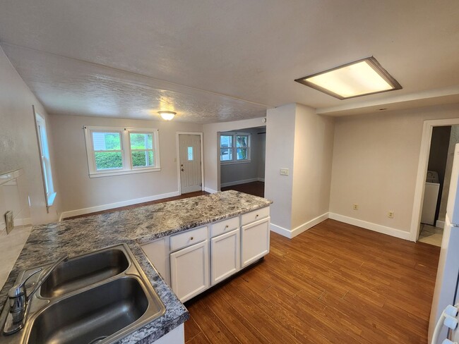 Building Photo - 3 bedroom Moline house with 2 car garage!
