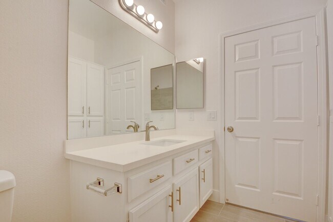 Building Photo - UPGRADED 2 BEDROOM CONDO!
