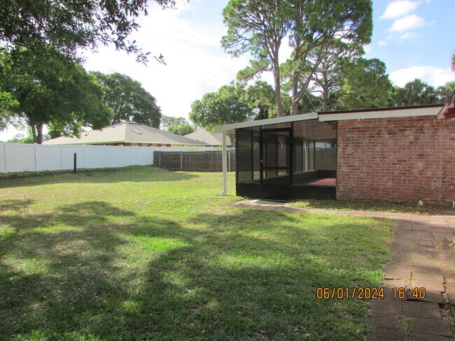 Building Photo - 211 W Laila Dr