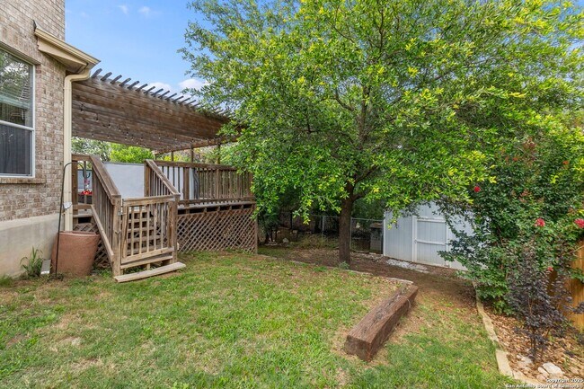 Building Photo - Charming Home Awaits: Spacious & Modern Li...