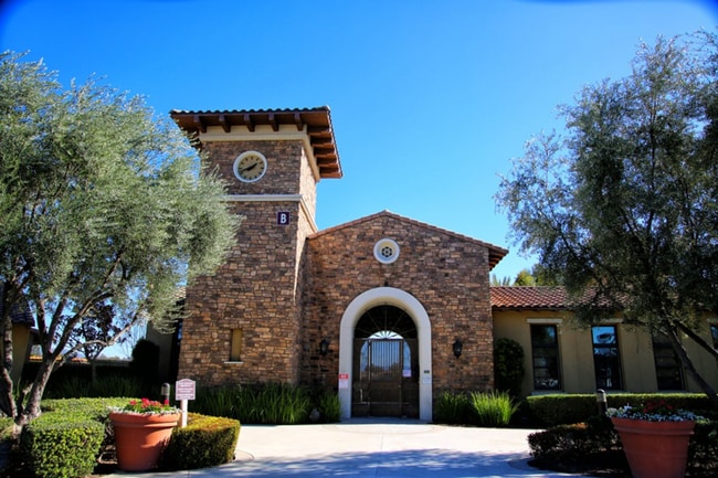 Building Photo - Beautiful 2 Story 5 Bedroom SOLAR Home + L...