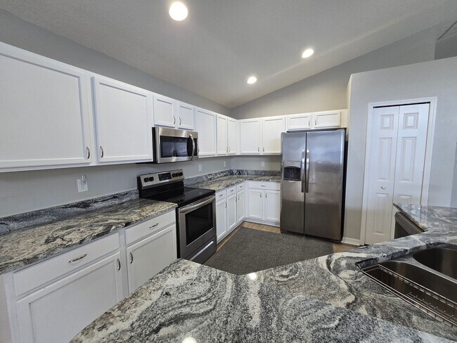 Building Photo - New Listing in Land O'Lakes