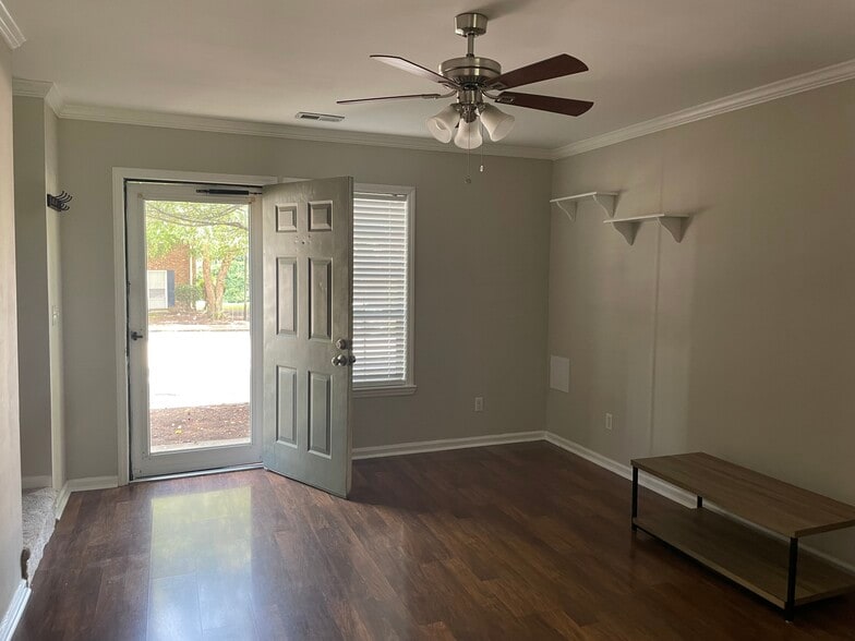 Living room facing front entrance - 109 Friar Ln