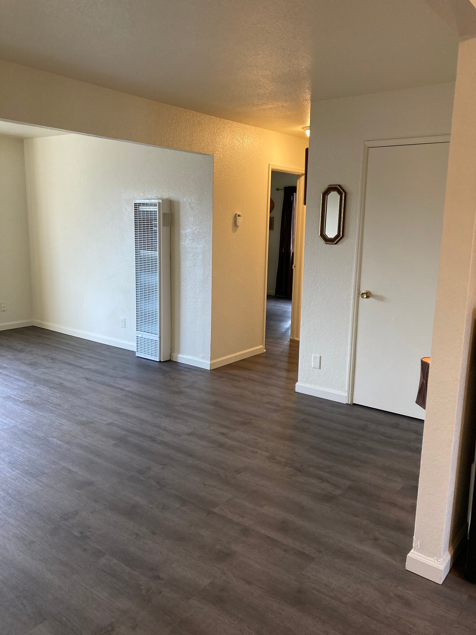 Building Photo - 106 E 6th St