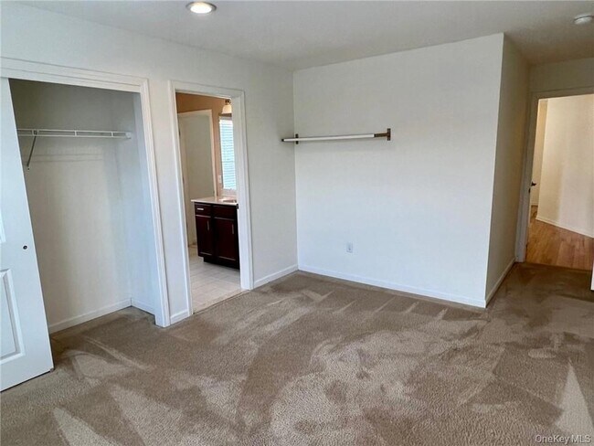 Building Photo - 95 Meadow View Dr