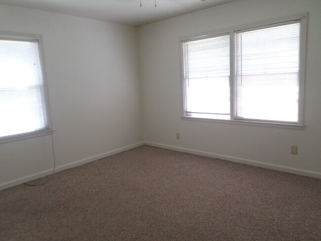 Building Photo - BONUS ROOM!