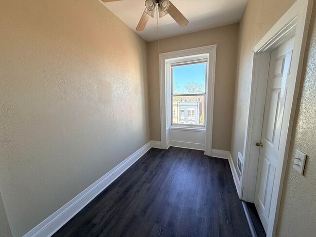 Building Photo - 2 Bed - 1 Bath Beautiful Apartment in Center Square, Albany.