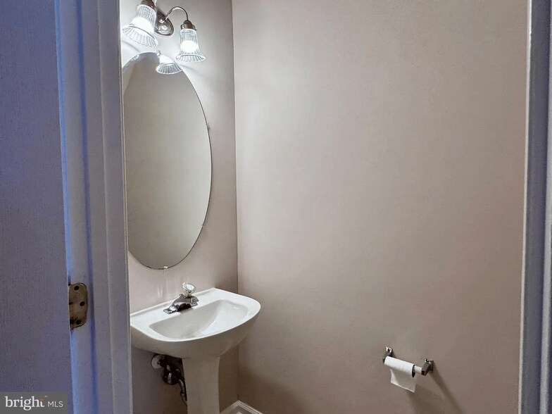 Building Photo - 3 Bailey Ln