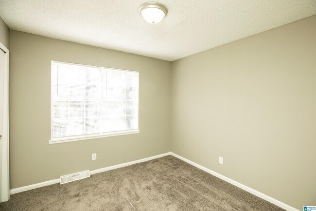 Building Photo - 5140 Hickory Dr NE