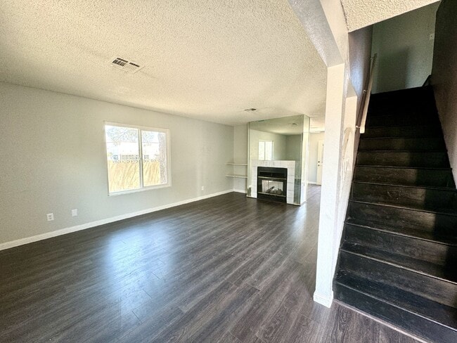 Building Photo - 4BD/3BA Henderson Townhome with Fireplace,...