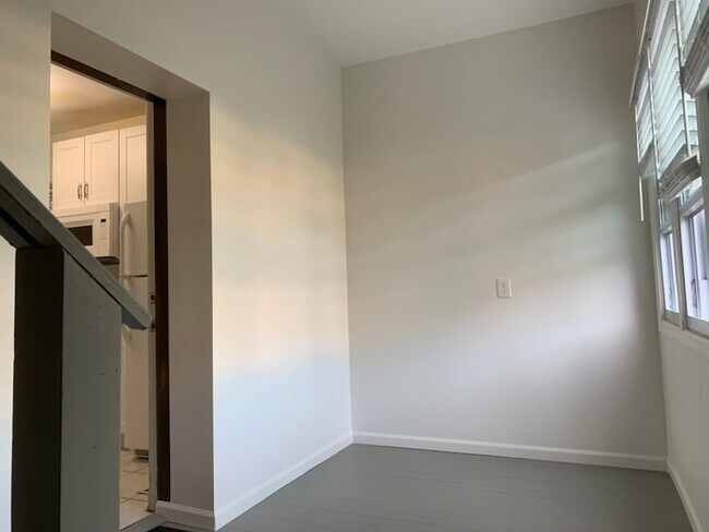 Building Photo - 3834 N Hermitage Ave