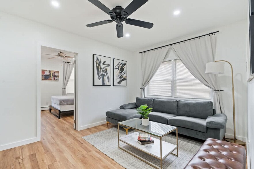 Primary Photo - 1622 Union Turnpike