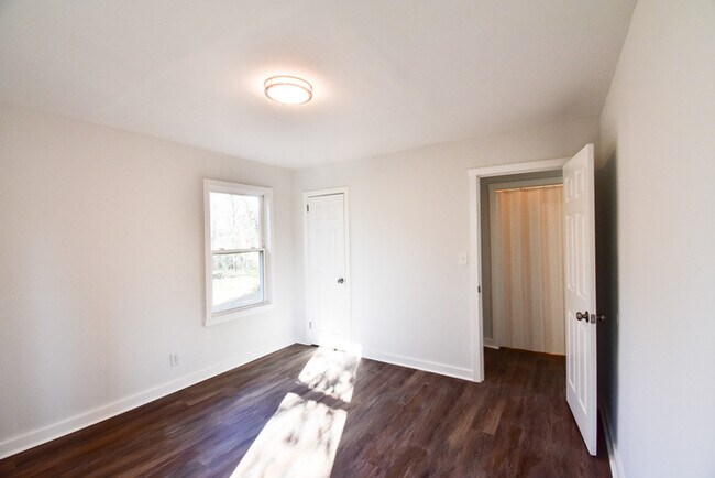Building Photo - Welcome to this charming 3-bedroom, 1-bath...