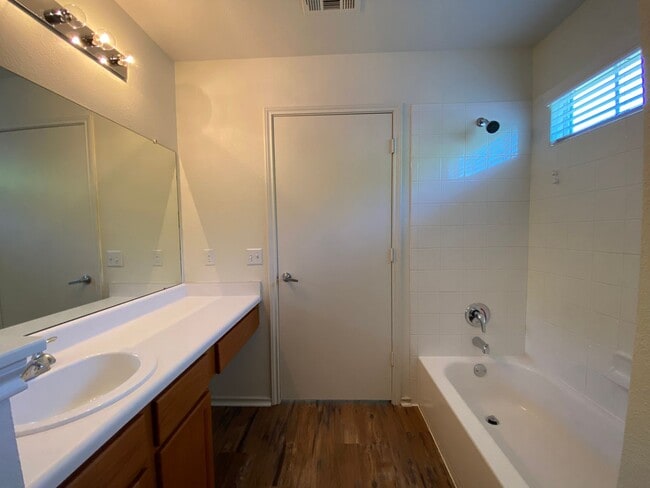 Building Photo - 4 Bedroom in Thaxton Place