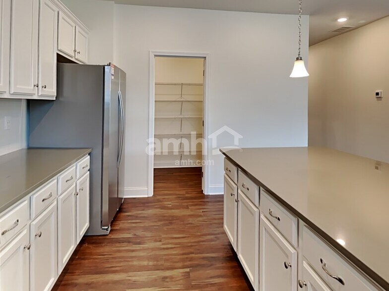 Building Photo - 868 Carnaby Ln