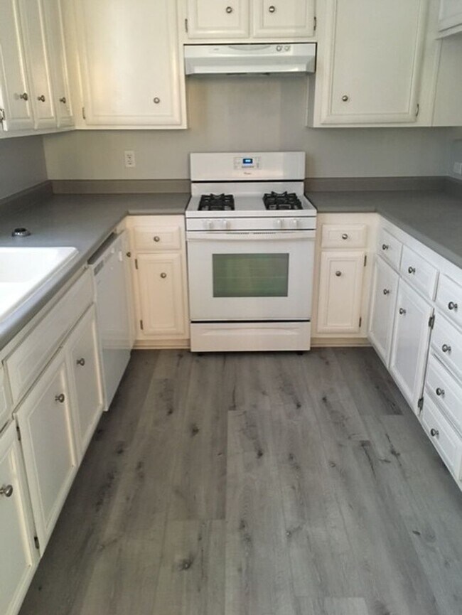 Building Photo - Beach close 4 bedroom, three bath townhous...