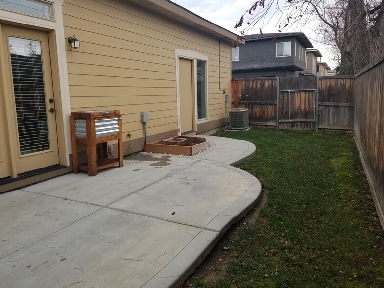 Yard/Patio 1 - 2661 E. Humboldt Ln