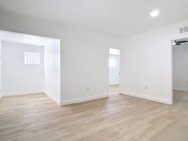 Building Photo - 2 bed/1.5 bath Single-Family Home on Large Lot in Sanford!