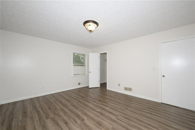 Building Photo - 2100 Whitebluff Way