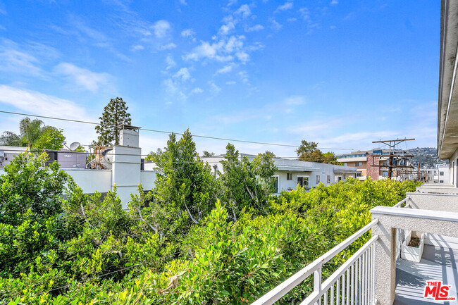 Building Photo - 117 S Clark Dr